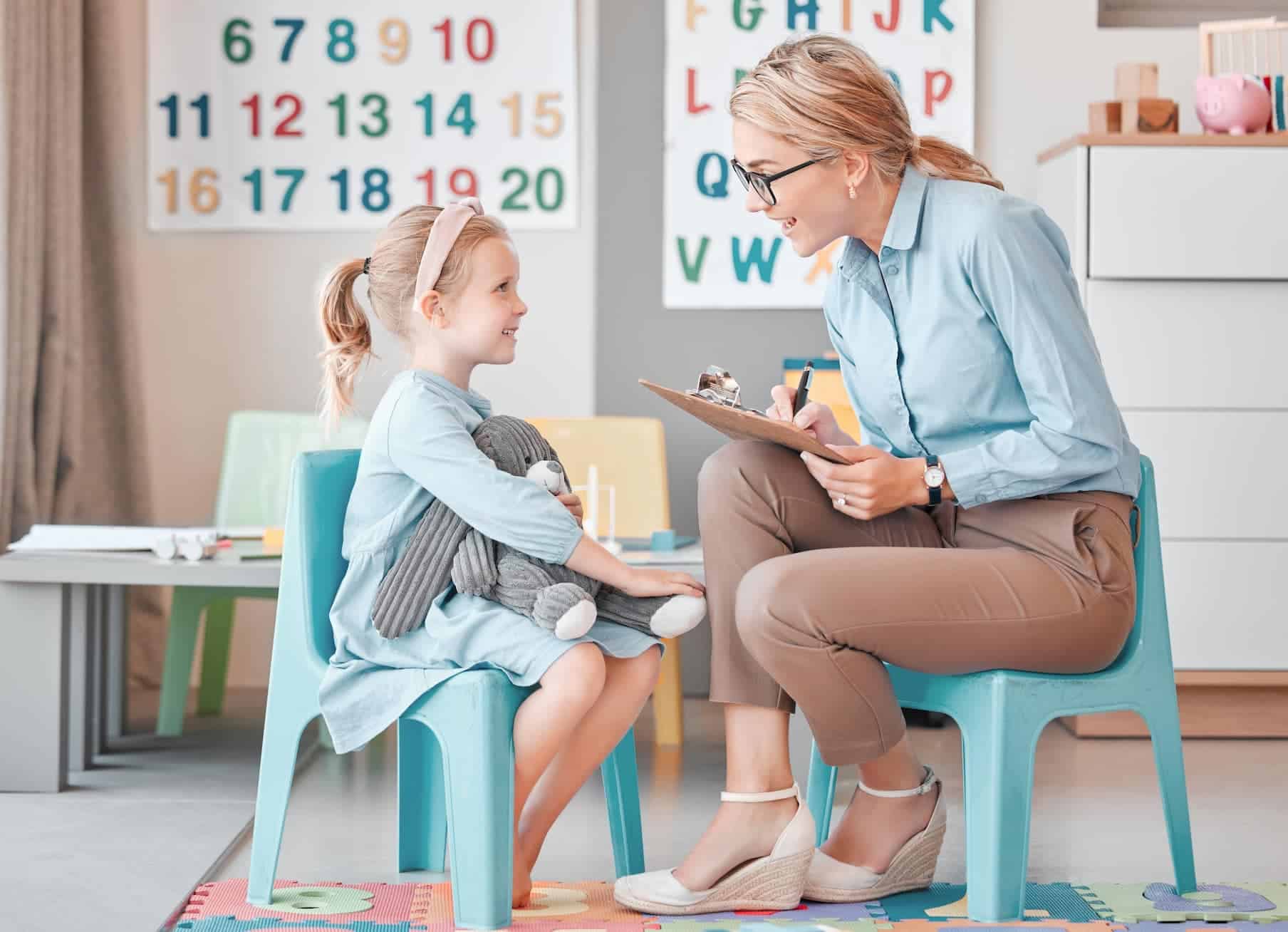 Séance de kinésiologie mis en scène avec un enfant