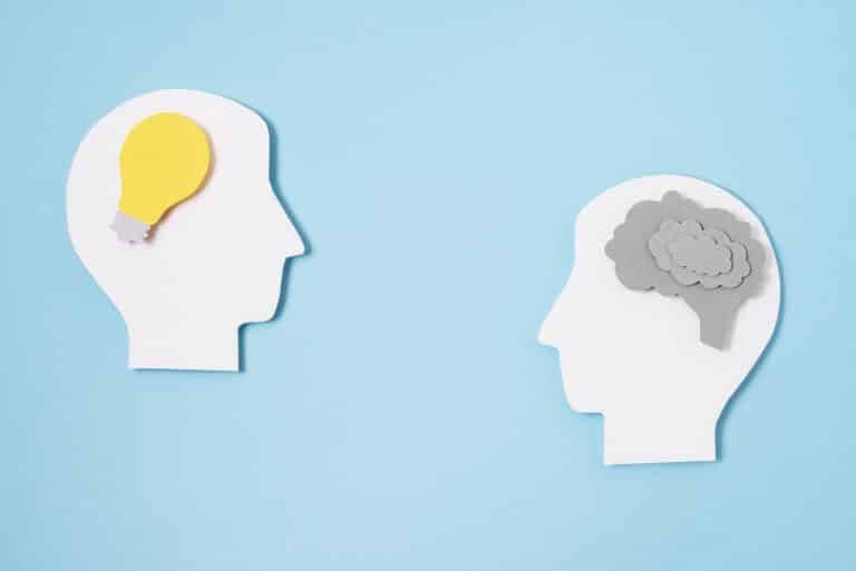 Illustration cerveau droit cerveau gauche en silhouettes opposées