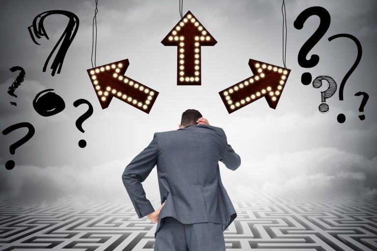 Homme hésitant face à plusieurs directions pour faire un choix