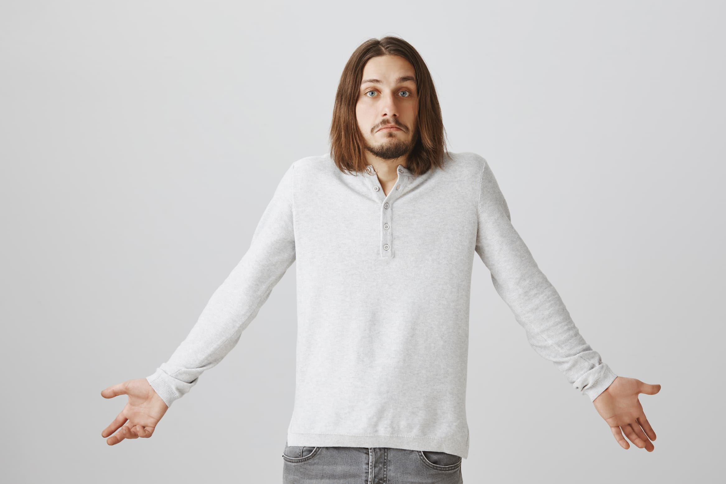 Homme colérique surpris levant les épaules